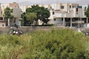 Montañas de restos de marihuana en El Puche