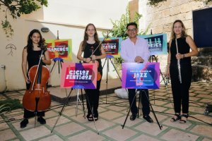 Manuel Guzmán presentó el programa en un acto en el que actuó el trío de la Academia Diesis.