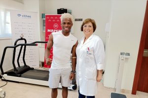 Largie Ramazani con la doctora gerente de Vithas, Pilar Espejo.