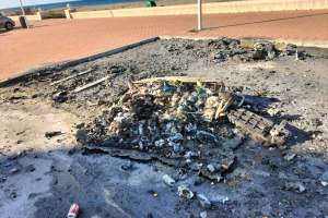 Imagen de restos de contenedores quemados.