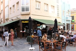 Según el estudio, medio litro de cerveza en Almería cuesta una media de 5.91 euros.