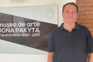 Juanma Martín a las puertas del Museo Doña Pakyta, su cuartel general diario.