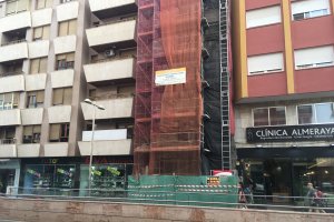 El edificio está situado en Obispo Orberá, junto a una de las tiendas de Zapatos Eva.