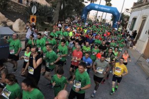 Más de 550 personas recorren el centro en la carrera nocturna contra el cáncer.