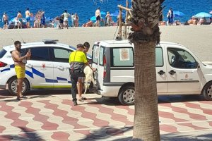 La cabra siendo trasladada por agentes de la Policía Local.