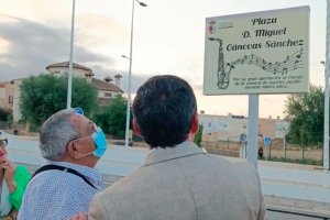 Miguel Cánovas y su plaza, rodeado por la concejala Esther González y el Alcalde de Los Gallardos Fran Reyes.