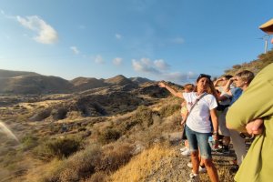 Laura Larios, arqueóloga municipal de Cuevas del Almanzora, durante una visita guiada a la Necrópolis Fenicia de Villaricos.