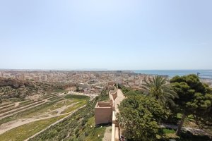 Vista de parte de la Alcazaba, de la muralla y de La Hoya
