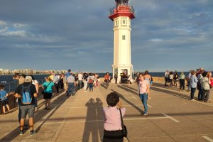 El faro del Puerto de Almería, el mejor lugar para disfrutar de un atardecer único.
