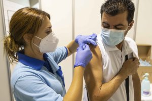 Salud recomienda ponerse la tercera dosis si pasaste el covid en Navidad.