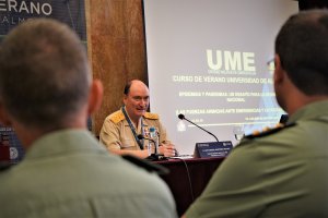El teniente general Luis Martínez Meijide, en el curso de verano de la UAL