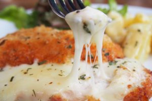 Pollo al horno con mozzarella.