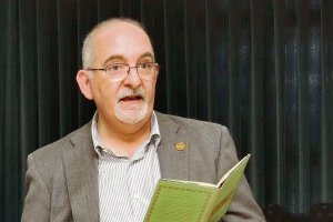 Manuel López Muñoz recibió el premio Promotor de los Estudios Latinos.