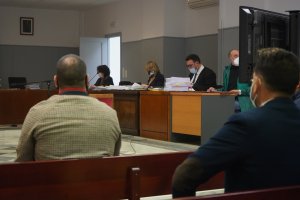 Sala de vistas, con acusados, fiscal y defensas