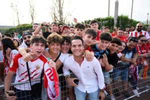 Diego Plaza con los aficionados del Almería en el Power Horse.