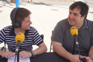 El periodista, Guillermo Mirón entrevista al concejal de Hacienda de Carboneras, Ramón Soto.