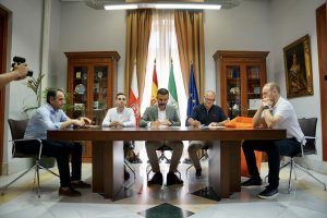 El alcalde de la ciudad en el acto de la firma.