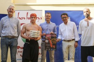 Autoridades y organizadores en la presentación oficial del evento.