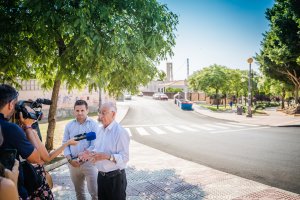Gabriel Amat durante su visita a las actuaciones que se están llevando a cabo en Aguadulce.