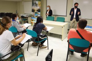 Francisco Góngora, alcalde de El Ejido, charlando ante un grupo de jóvenes.