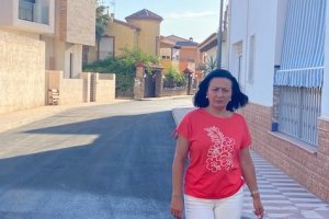 La alcaldesa en la vía donde se ha actuado.