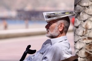 Un hombres se protege del calor con un periódico, en una imagen de archivo.