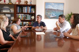 Firma del convenio en el Ayuntamiento de Adra.