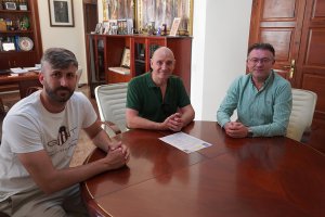 El alcalde de Berja y el concejal de Fiestas junto al pregonero de 2022.