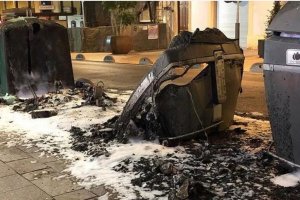 Imagen de un contenedor quemado en la capital almeriense