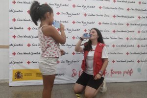 Cruz Roja lanza la campaña #CombateElcalor como recordatorio de autoprotección.