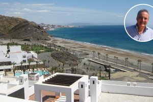 La urbanización de Macenas está ubicada sobre un promontorio desde el que se ve toda la costa. Francisco Cosentino es su nuevo dueño.