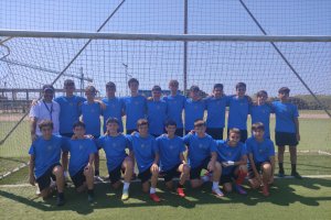 los futbolistas cadetes con LA VOZ antes de comenzar el trabajo y el entrenador Álvaro García Búrdalo.