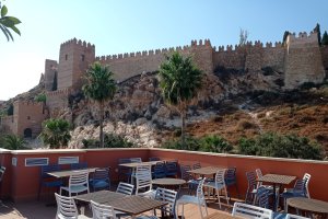 Terraza de la tetería Almedina-Baraka