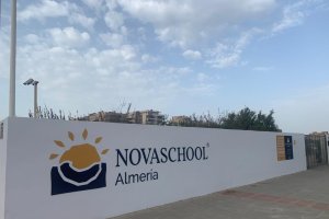 Así luce ya la fachada del centro educativo