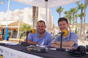 El Hoy por Hoy se ha emitido esta semana junto al Restaurante Sol y Playa (fondo). Al frente, Ángel Venzal, del restaurante, con Guillermo Mirón.
