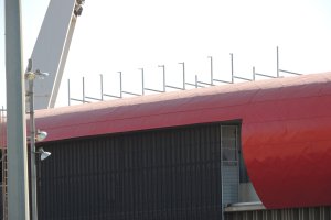 La nueva estructura metálica que se está colocando en el techo de la Tribuna.