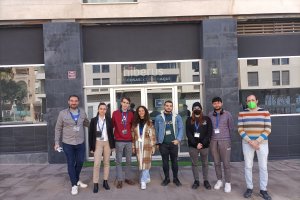 Estudiantes del IES Abdera junto a responsables de la empresa Hiberus de Almería, en la que trabajan dentro de su proyecto de Formación Profesiona