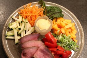 Hoy toca carne y ensalada.