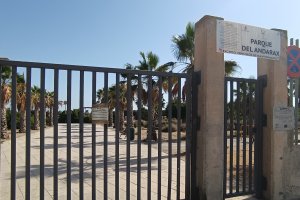Fachada del Parque del Andarax cerrado al público