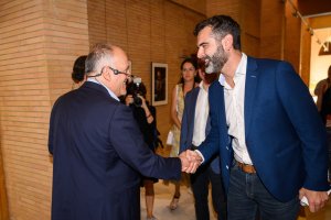 Javier Tebas saludando al alcalde Ramón Fernández-Pacheco.