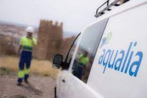 Imagen de archivo de un vehículo y un trabajadorde Aqualia.