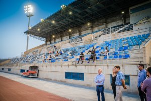 Gabriel Amat comprobando la nueva instalación.