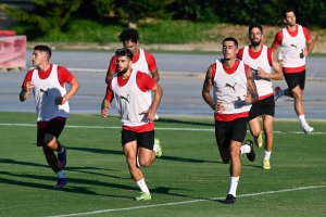 \"Jugar contra Lewandowski o Benzema te hace mejor\", ha dicho Chumi.