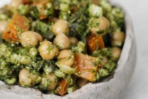 Garbanzos con aguacate para almorzar.
