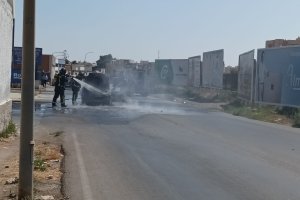Momento de la actuación de los bomberos con el Clío calcinado.