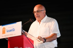 Emocionado y orgulloso pedía a los asistentes continuar ayudando a quienes lo necesitan.