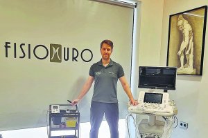 Miguel Angel Muro junto a la EPI y el ecógrafo de última generación.