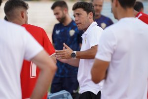 Rubi dando instrucciones a sus jugadores.