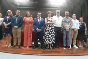 El nuevo alcalde de Serón (centro) junto a sus compañeros de Corporación.