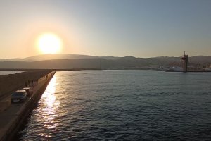 El sol se pone durante un \'Atardecer en el faro\'.